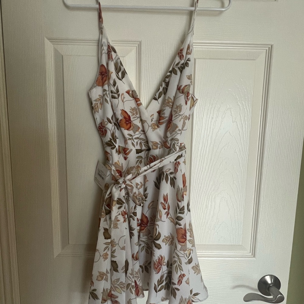 White flower dress, never worn with tag still on, waist tie